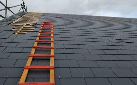 Comment choisir une échelle de toit - Les meilleures échelles pour  travailler sur un toit - IKO