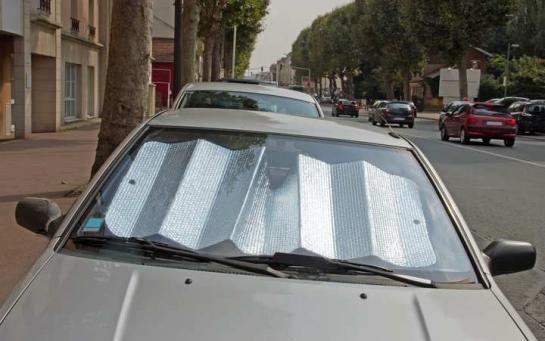Comment mettre un pare-soleil sur le pare-brise de sa voiture ? Blog  Mister-Auto