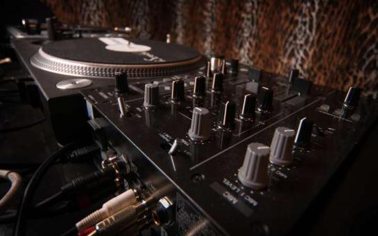 Table de mixage DJ NUMARK M4