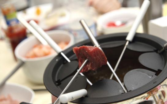 Découvrez la fondue de viande au vin rouge pour changer de la